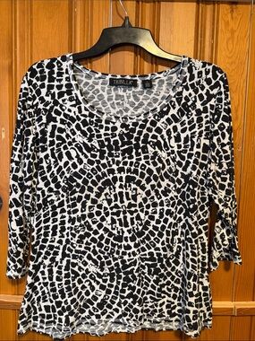 Tribella Black and White Patterned Round-Neck Blouse